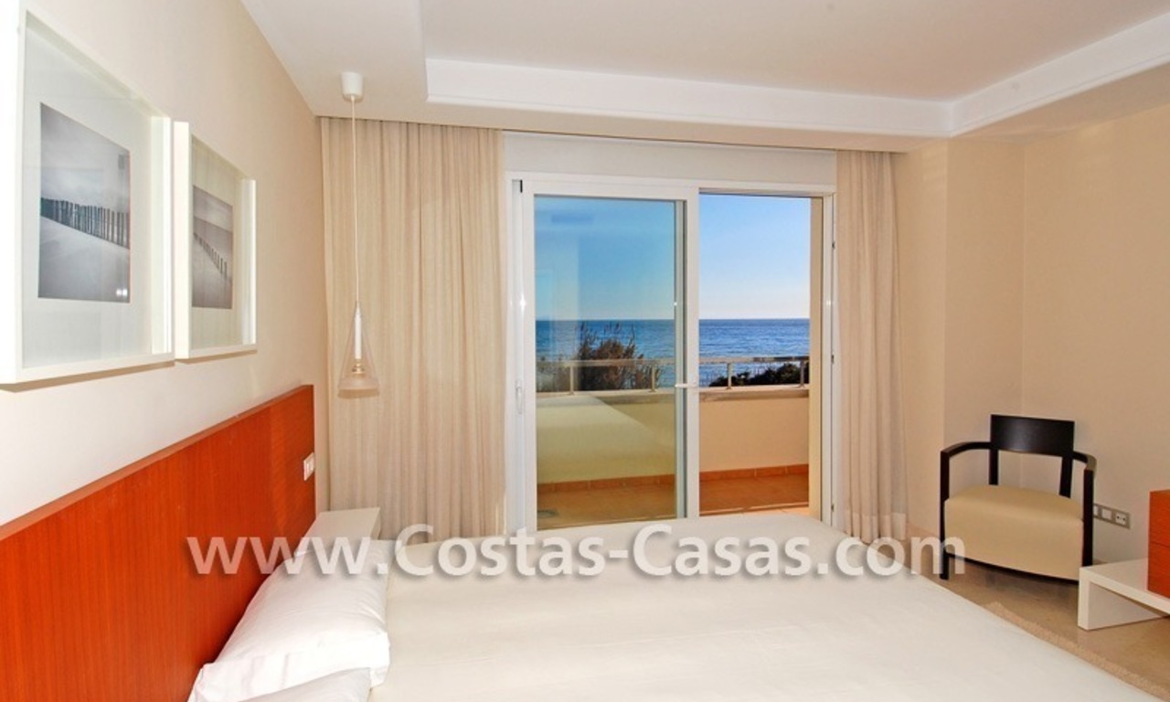 Apartamento de lujo, primera línea de playa, en venta en un complejo exclusivo frente al mar, Nueva Milla de Oro, Marbella - Estepona 15