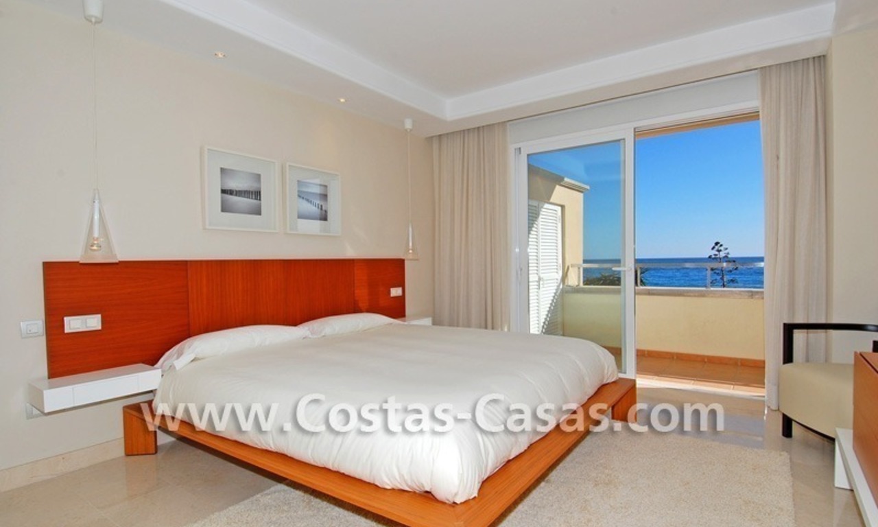 Apartamento de lujo, primera línea de playa, en venta en un complejo exclusivo frente al mar, Nueva Milla de Oro, Marbella - Estepona 16