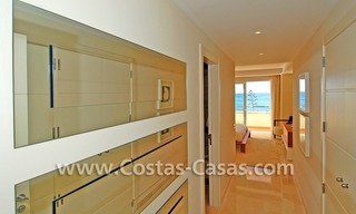 Apartamento de lujo, primera línea de playa, en venta en un complejo exclusivo frente al mar, Nueva Milla de Oro, Marbella - Estepona 17
