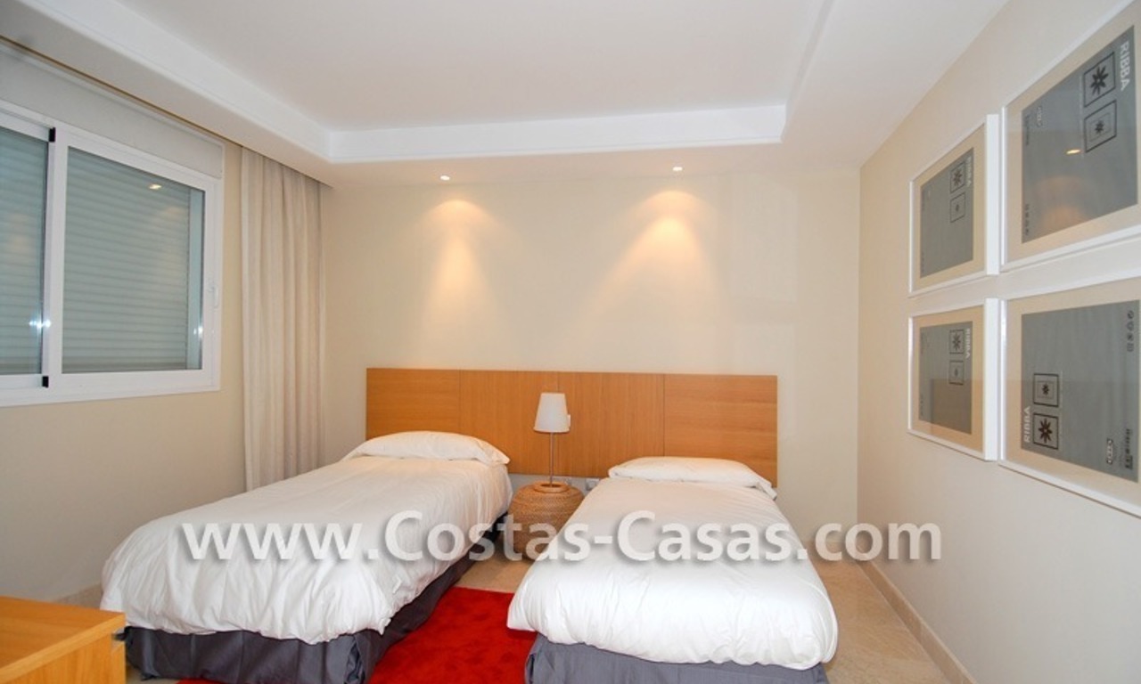 Apartamento de lujo, primera línea de playa, en venta en un complejo exclusivo frente al mar, Nueva Milla de Oro, Marbella - Estepona 18