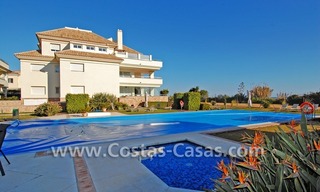 Apartamento de lujo, primera línea de playa, en venta en un complejo exclusivo frente al mar, Nueva Milla de Oro, Marbella - Estepona 24
