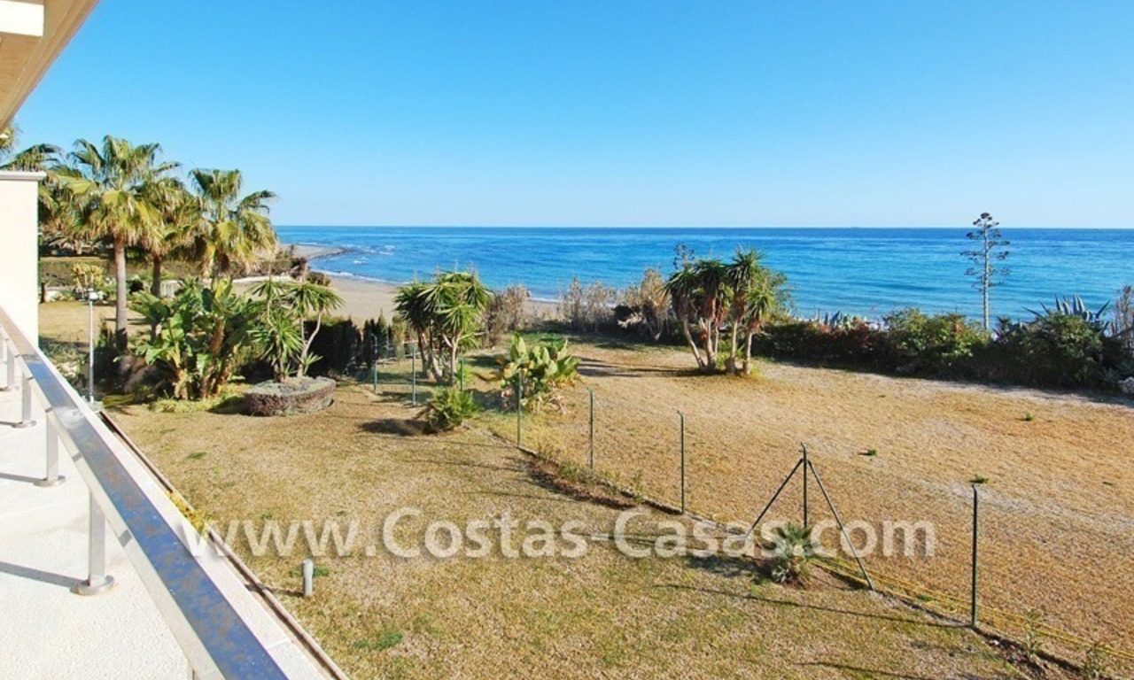 Apartamento de lujo, primera línea de playa, en venta en un complejo exclusivo frente al mar, Nueva Milla de Oro, Marbella - Estepona 3