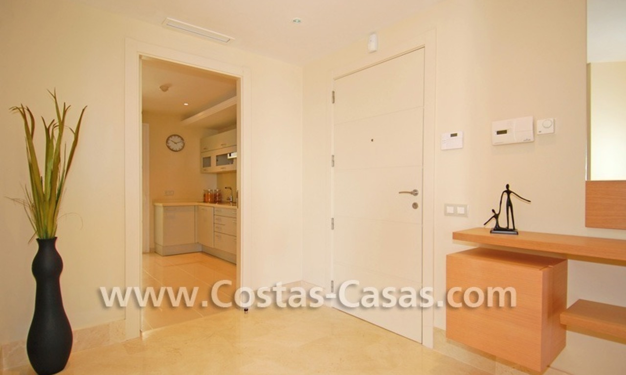 Apartamento de lujo, primera línea de playa, en venta en un complejo exclusivo frente al mar, Nueva Milla de Oro, Marbella - Estepona 12