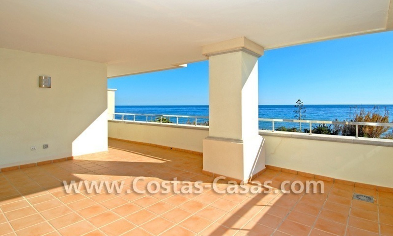 Apartamento de lujo, primera línea de playa, en venta en un complejo exclusivo frente al mar, Nueva Milla de Oro, Marbella - Estepona 0