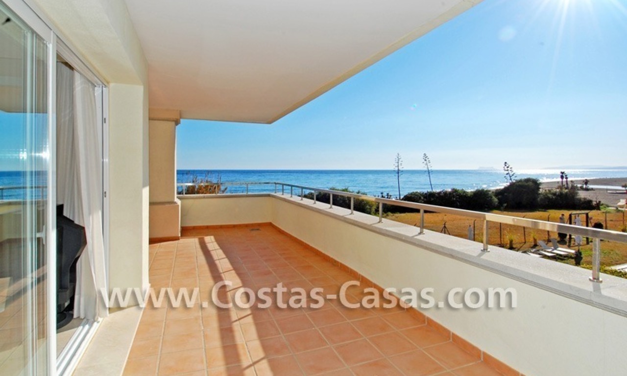 Apartamento de lujo, primera línea de playa, en venta en un complejo exclusivo frente al mar, Nueva Milla de Oro, Marbella - Estepona 1