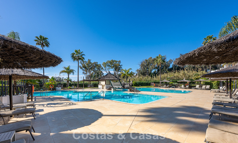 Áticos y apartamentos de lujo en venta, en primera línea de playa, Nueva Milla de Oro, Marbella - Estepona 795141