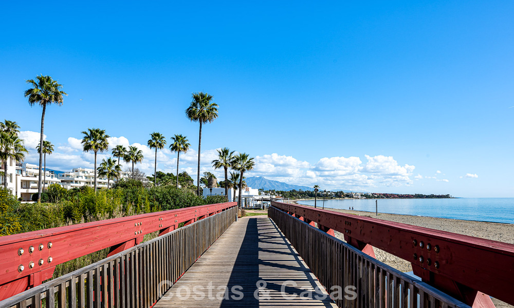 Áticos y apartamentos de lujo en venta, en primera línea de playa, Nueva Milla de Oro, Marbella - Estepona 795143