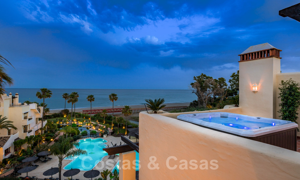 Áticos y apartamentos de lujo en venta, en primera línea de playa, Nueva Milla de Oro, Marbella - Estepona 795153