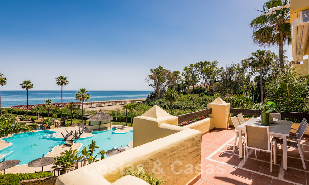 Áticos y apartamentos de lujo en venta, en primera línea de playa, Nueva Milla de Oro, Marbella - Estepona 795157