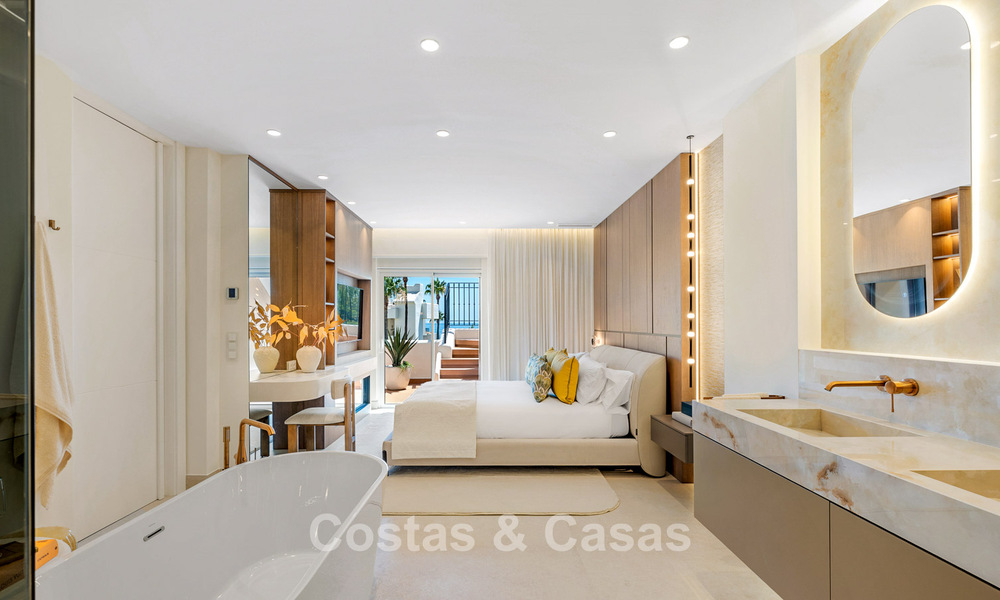 Áticos y apartamentos de lujo en venta, en primera línea de playa, Nueva Milla de Oro, Marbella - Estepona 795158