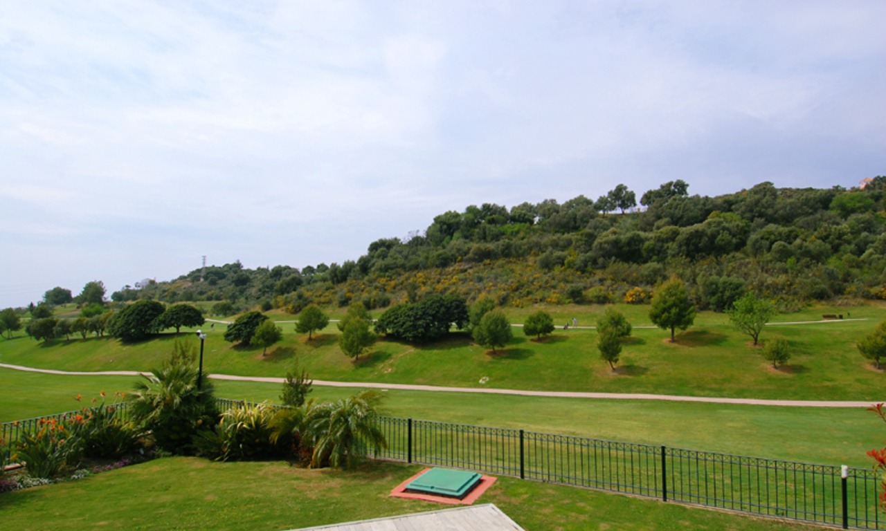 Villa de lujo situada a primera línea de golf de estilo moderno para comprar en Marbella - Benahavis 6