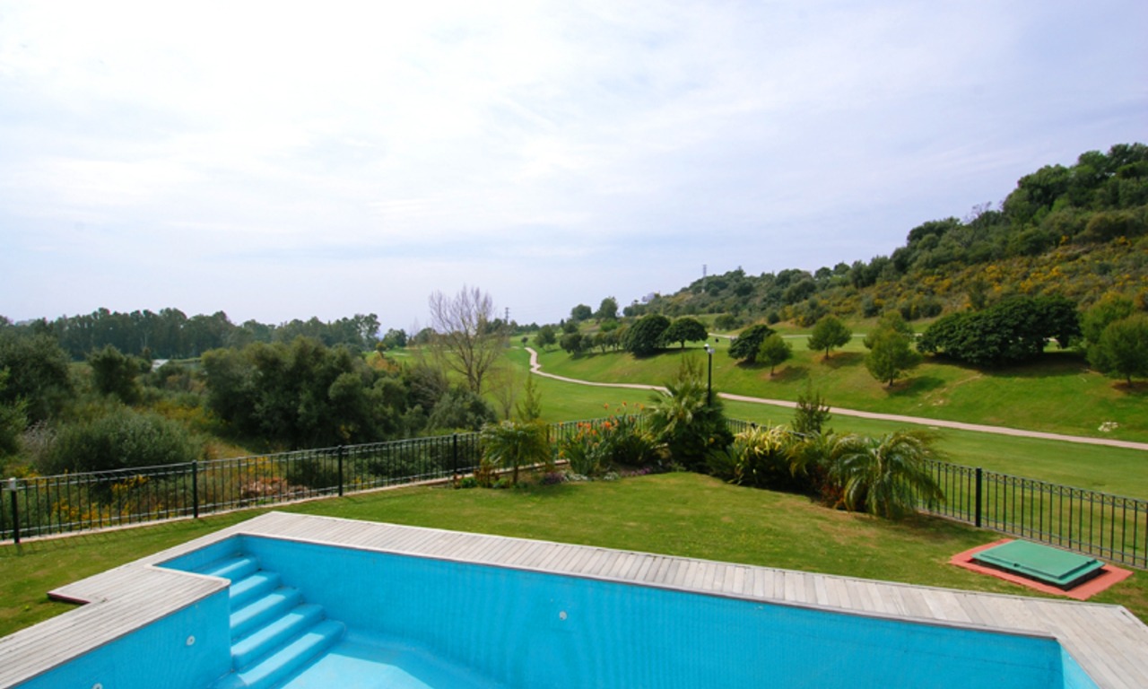 Villa de lujo situada a primera línea de golf de estilo moderno para comprar en Marbella - Benahavis 7