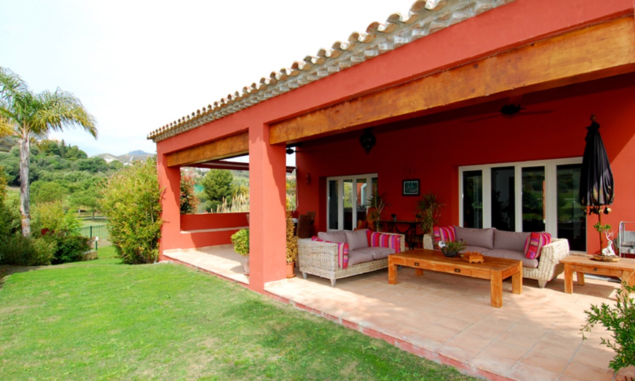 Villa de lujo situada a primera línea de golf de estilo moderno para comprar en Marbella - Benahavis 2