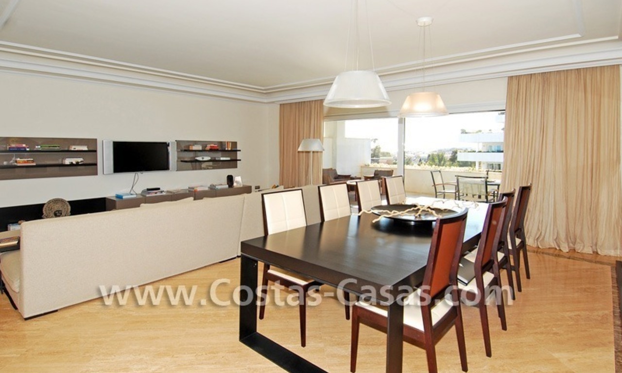 Apartamento de lujo espacioso a la venta en Nueva Andalucía cerca de Puerto Banus en Marbella 3