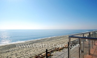 Villa a la venta situada frente al mar en una complejo cerrado en primera línea de playa, Marbella - Estepona 6