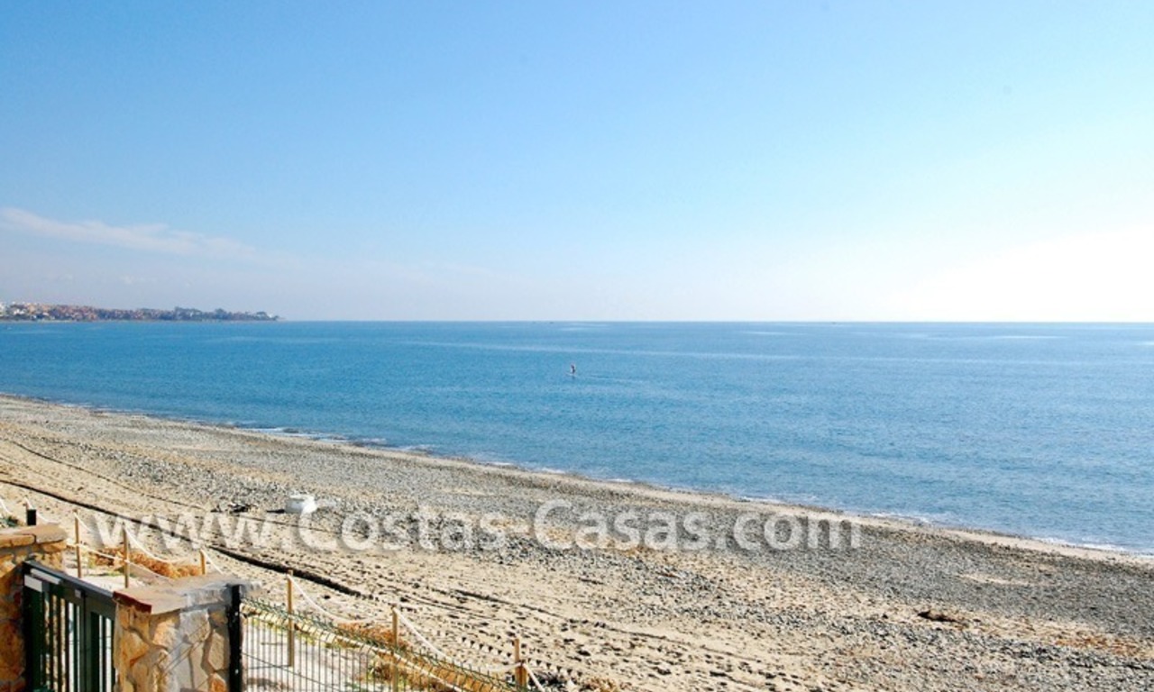 Villa a la venta situada frente al mar en una complejo cerrado en primera línea de playa, Marbella - Estepona 5
