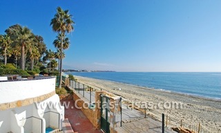 Villa a la venta situada frente al mar en una complejo cerrado en primera línea de playa, Marbella - Estepona 4