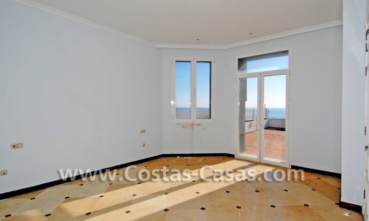 Villa a la venta situada frente al mar en una complejo cerrado en primera línea de playa, Marbella - Estepona 17