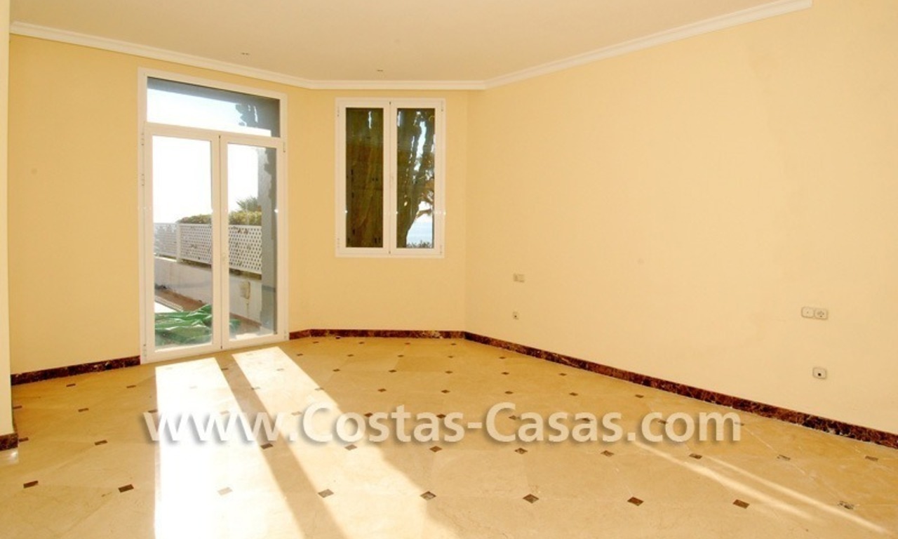 Villa a la venta situada frente al mar en una complejo cerrado en primera línea de playa, Marbella - Estepona 18