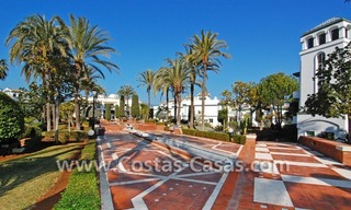 Villa a la venta situada frente al mar en una complejo cerrado en primera línea de playa, Marbella - Estepona 25