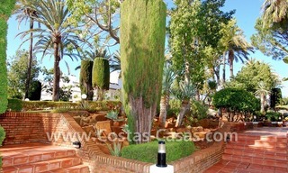 Villa a la venta situada frente al mar en una complejo cerrado en primera línea de playa, Marbella - Estepona 26