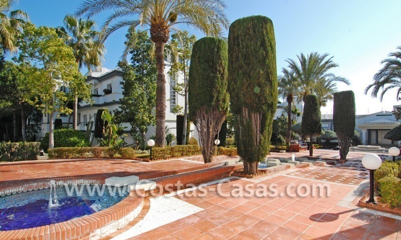 Villa a la venta situada frente al mar en una complejo cerrado en primera línea de playa, Marbella - Estepona 29