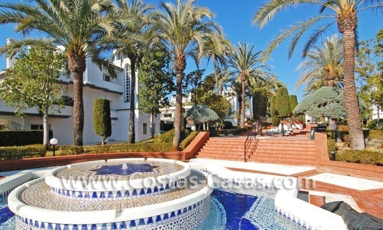 Villa a la venta situada frente al mar en una complejo cerrado en primera línea de playa, Marbella - Estepona 30