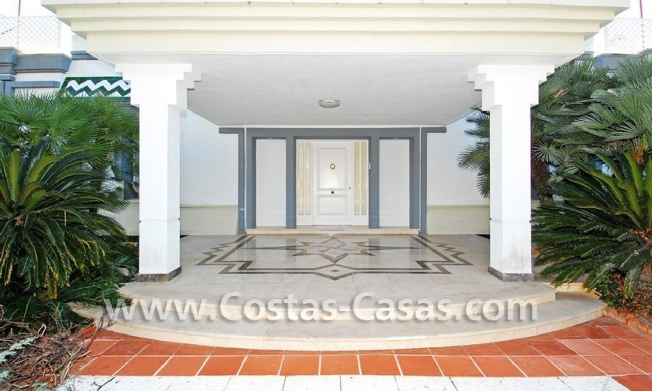Villa a la venta situada frente al mar en una complejo cerrado en primera línea de playa, Marbella - Estepona 10