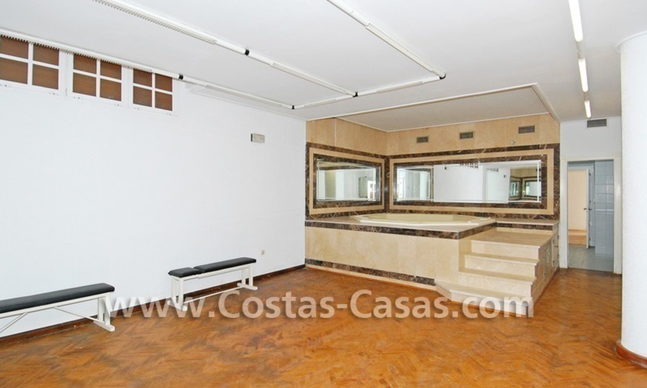 Villa a la venta situada frente al mar en una complejo cerrado en primera línea de playa, Marbella - Estepona 22