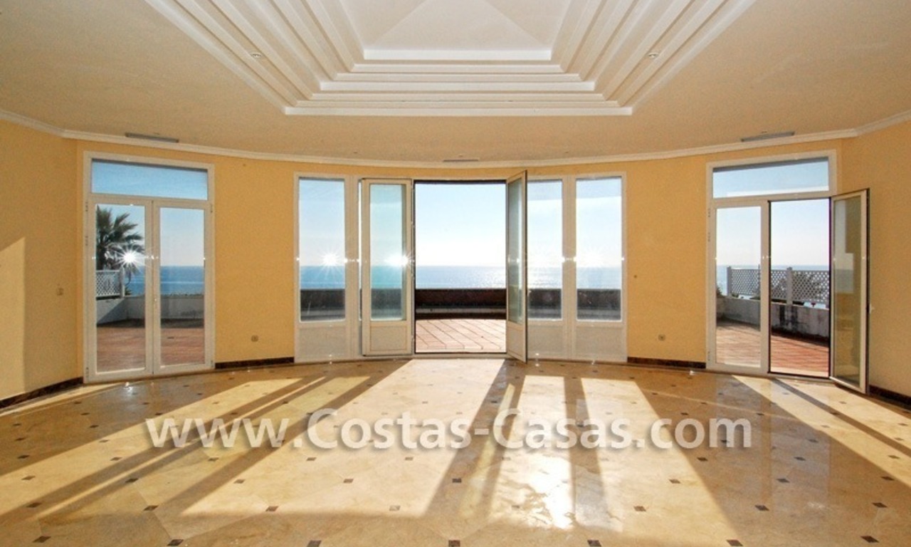 Villa a la venta situada frente al mar en una complejo cerrado en primera línea de playa, Marbella - Estepona 13