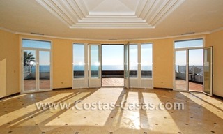 Villa a la venta situada frente al mar en una complejo cerrado en primera línea de playa, Marbella - Estepona 13
