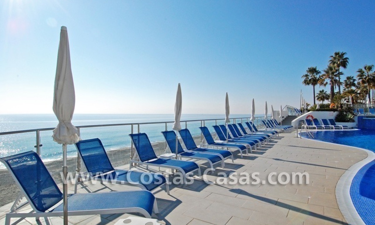 Villa a la venta situada frente al mar en una complejo cerrado en primera línea de playa, Marbella - Estepona 7