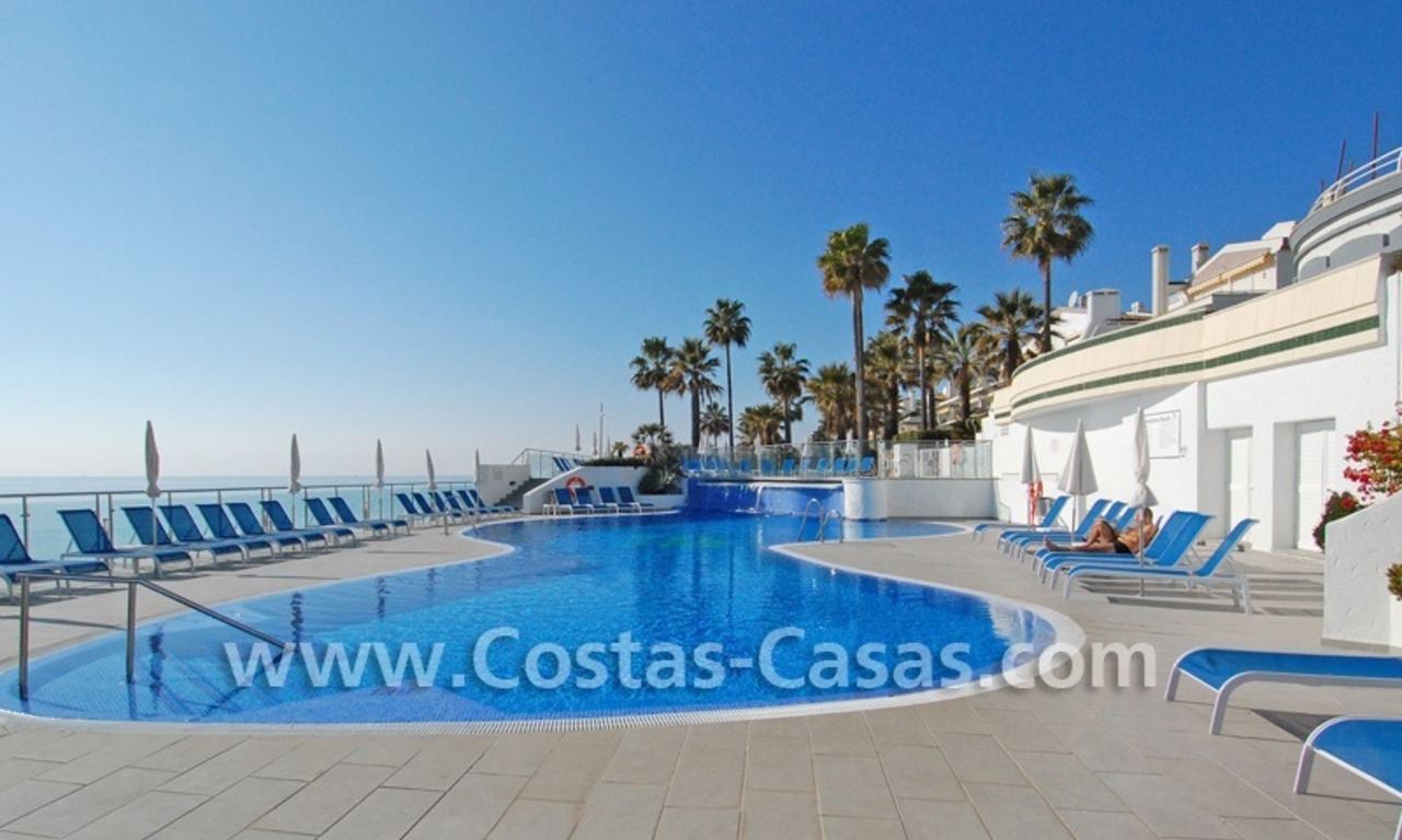 Villa a la venta situada frente al mar en una complejo cerrado en primera línea de playa, Marbella - Estepona 8