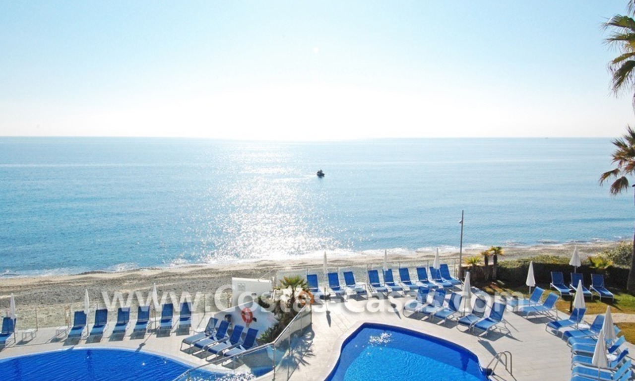 Villa a la venta situada frente al mar en una complejo cerrado en primera línea de playa, Marbella - Estepona 2