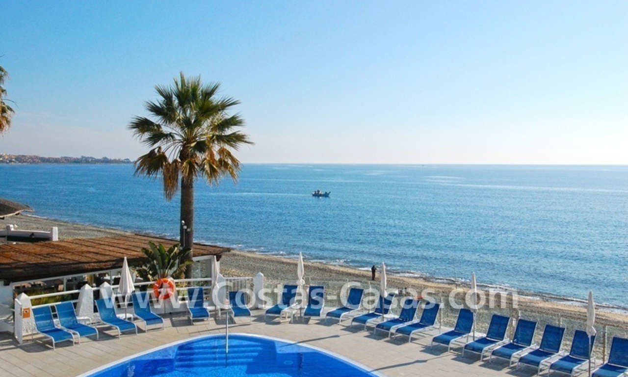 Villa a la venta situada frente al mar en una complejo cerrado en primera línea de playa, Marbella - Estepona 1