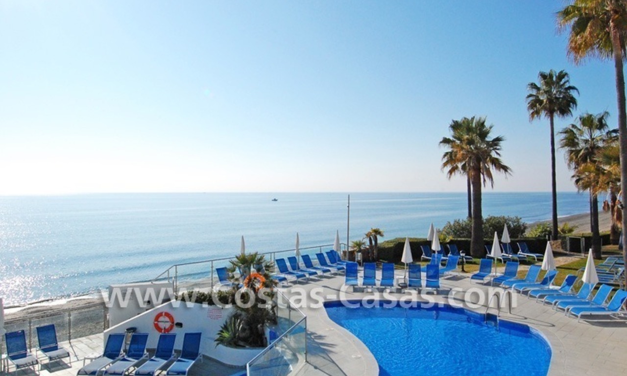 Villa a la venta situada frente al mar en una complejo cerrado en primera línea de playa, Marbella - Estepona 3