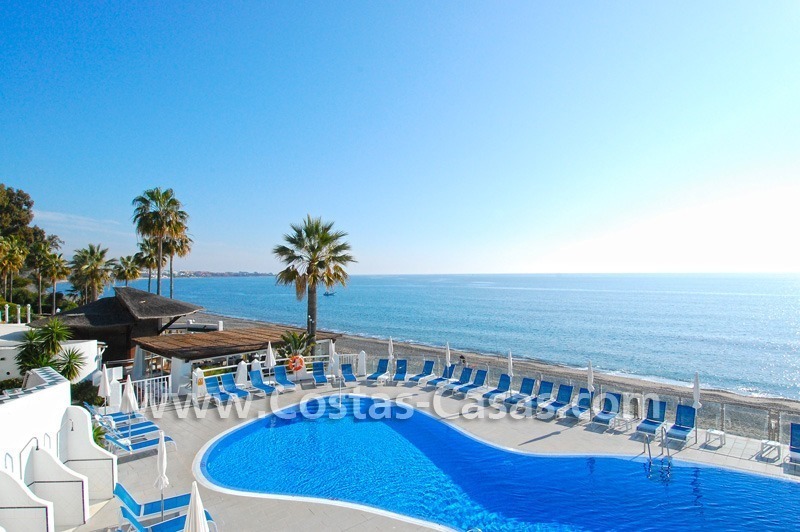 Villa a la venta situada frente al mar en una complejo cerrado en primera línea de playa, Marbella - Estepona