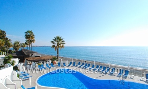 Villa a la venta situada frente al mar en una complejo cerrado en primera línea de playa, Marbella - Estepona 