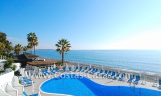 Villa a la venta situada frente al mar en una complejo cerrado en primera línea de playa, Marbella - Estepona 0