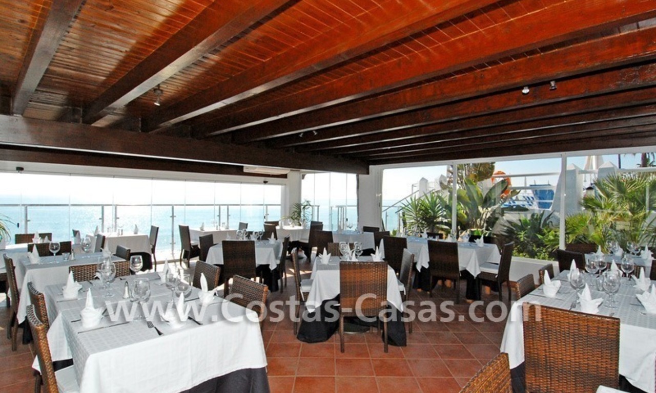 Villa a la venta situada frente al mar en una complejo cerrado en primera línea de playa, Marbella - Estepona 24