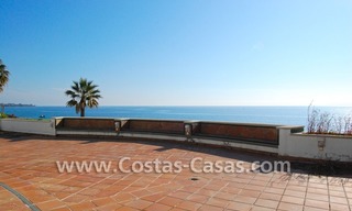 Villa a la venta situada frente al mar en una complejo cerrado en primera línea de playa, Marbella - Estepona 31