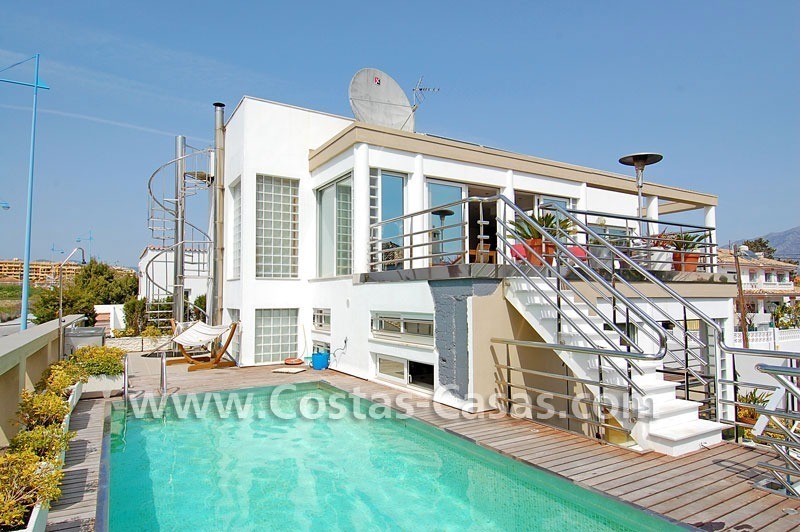 Ganga! Villa de estilo moderno cerca de la playa a la venta en Marbella