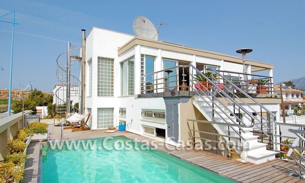 Ganga! Villa de estilo moderno cerca de la playa a la venta en Marbella 0