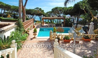 Villa en primera línea depuerto a la venta en Marbella 3