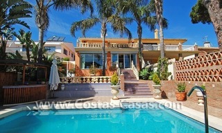 Villa en primera línea depuerto a la venta en Marbella 5