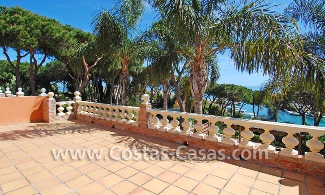 Villa en primera línea depuerto a la venta en Marbella 6