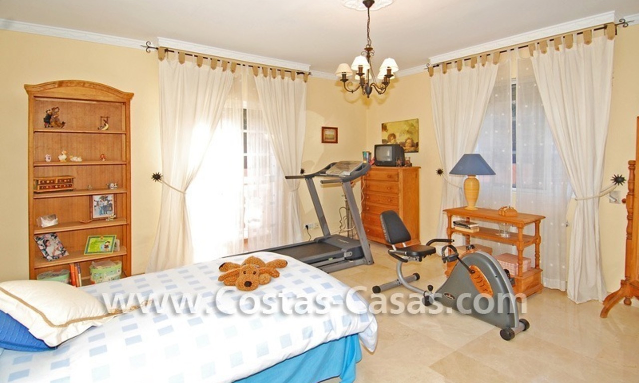 Urge venta! Villa de estilo andaluz para comprar en Nueva Andalucía - Marbella 18