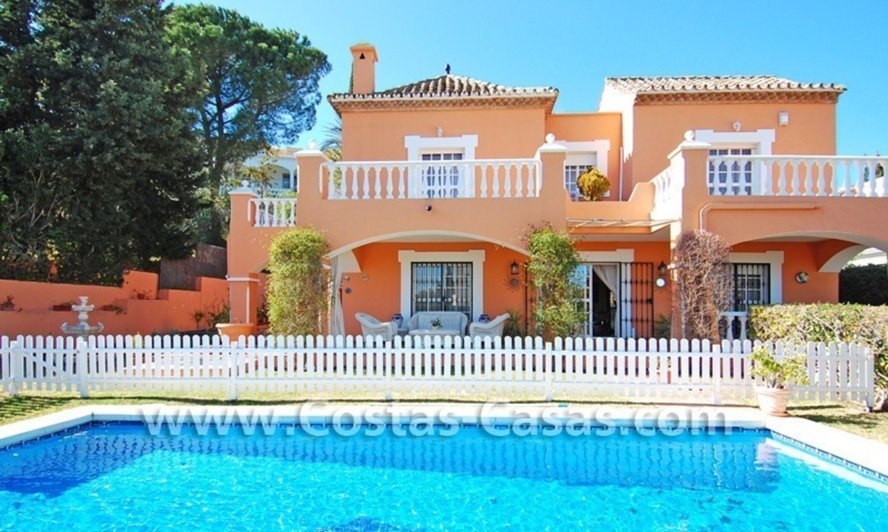 Urge venta! Villa de estilo andaluz para comprar en Nueva Andalucía - Marbella 1