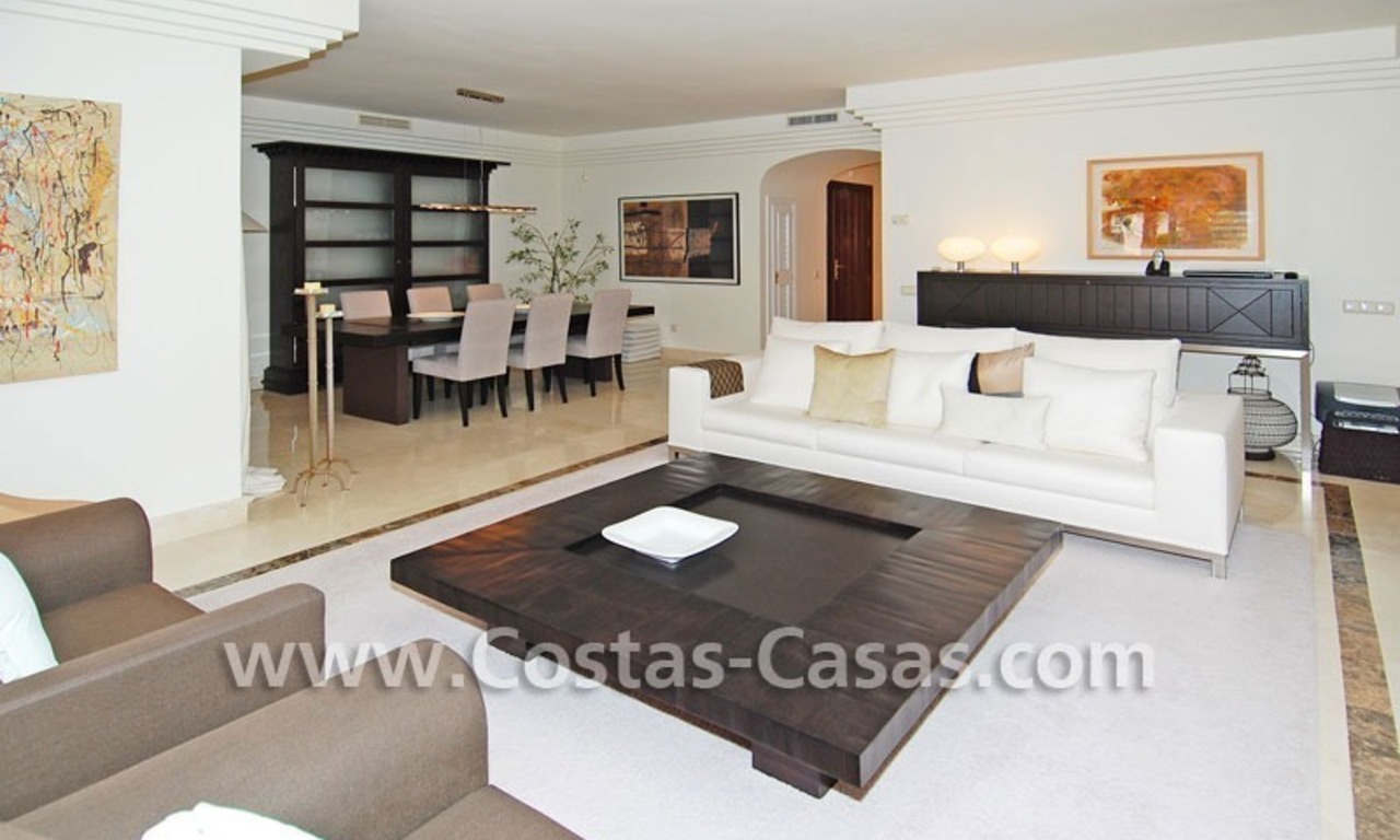 Apartamento de lujo para vender en La Alzambra en Puerto Banús – Marbella. 2