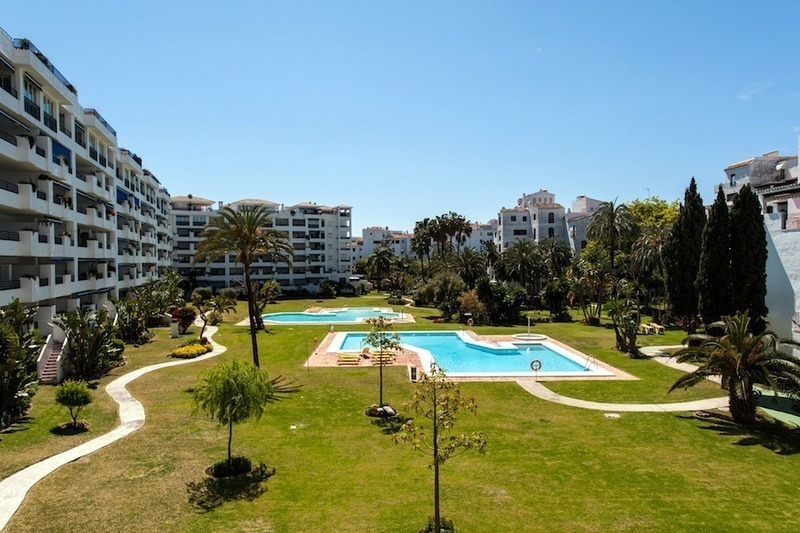 Apartamento en venta en el centro de Puerto Banús, Marbella 